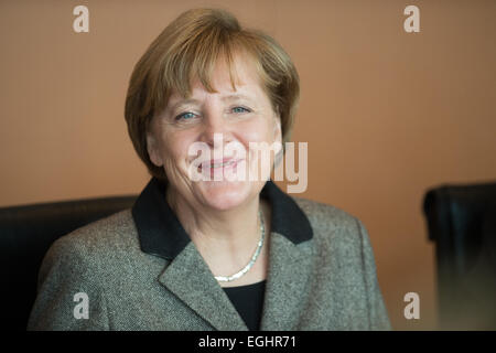 Berlin, Deutschland. 25. Februar 2015. Deutsche Bundeskanzlerin Angela Merkel (CDU) nimmt an einer Kabinettssitzung in Berlin, Deutschland, 25. Februar 2015 Teil. Foto: MAURIZIO GAMBARINI/Dpa/Alamy Live News Stockfoto