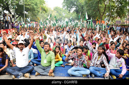 Neu-Delhi, Indien. 25. Februar 2015. Menschen besuchen eine Protestkundgebung gegen den Land-Erwerb-Wechsel bei Jantar Mantar in Neu-Delhi, Indien, 25. Februar 2015. Bildnachweis: Partha Sarkar/Xinhua/Alamy Live-Nachrichten Stockfoto