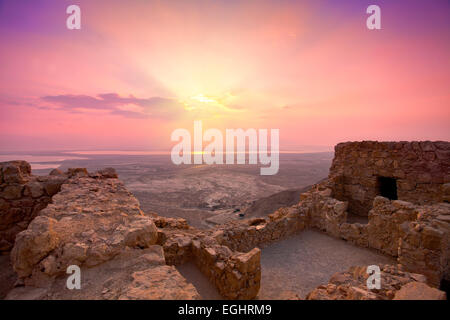 Wunderschönen Sonnenaufgang über Festung Masada. Ruinen des Palastes von König Herodes in der Judäischen Wüste. Stockfoto