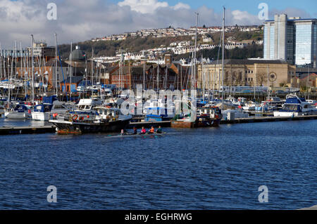 Angelboote/Fischerboote vertäut am Fluss Tawe mit Swansea im Hintergrund, Wales, UK. Stockfoto