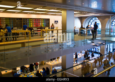 Apple Store, sehr beschäftigt Store, wo viele Apple-Produkte verkauft werden, Iphone 6 plus, Ipad Air 2.235 Regent Street, London W1 Stockfoto