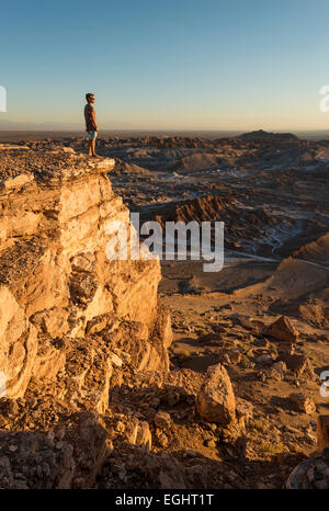 Mann den Sonnenuntergang beobachten, El Norte Grande, Valle De La Luna (Tal des Mondes), Atacamawüste, Chile Stockfoto