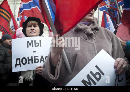 Moskau, Russland. 21. Februar 2015. Frauen halten die Fahnen und Banner mit dem Text '' Wir sind Donbass''. Der Marsch der 21. Februar 2015 gewidmet ein Jahrestag der Proteste in der Ukraine, die auf dem zentralen Unabhängigkeitsplatz Kiews, auch bekannt als Maidan gestartet. © Anna Sergeeva/ZUMA Draht/Alamy Live-Nachrichten Stockfoto
