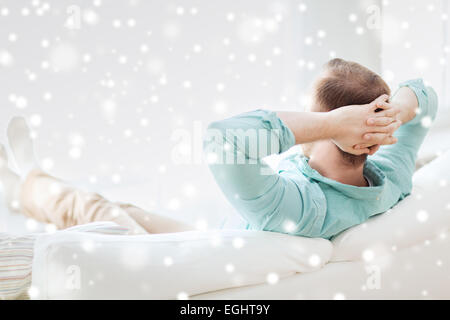 Mann liegen oder sitzen auf dem Sofa zu Hause von hinten Stockfoto