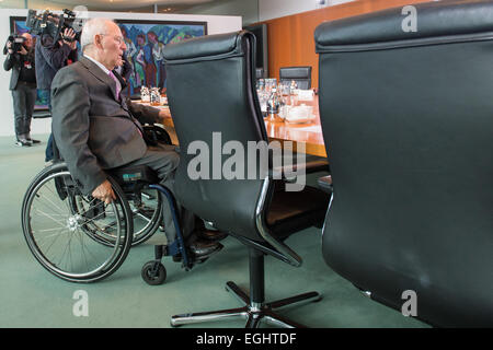 Berlin, Deutschland. 25. Februar 2015. Deutsche Innenminister von Finace Wolfgang Schäuble (CDU) nimmt an einer Kabinettssitzung in Berlin, Deutschland, 25. Februar 2015. Foto: MAURIZIO GAMBARINI/Dpa/Alamy Live News Stockfoto