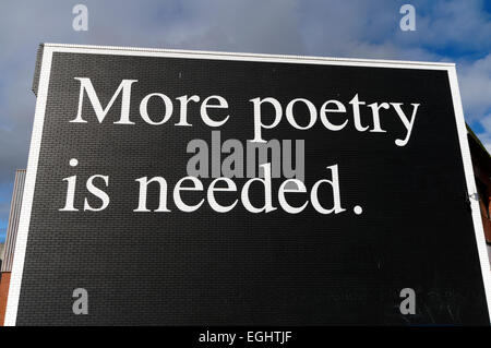 "Jeremy Deller, benötigen mehr Poesie" an Wand in Swansea, Südwales, Großbritannien gemalt. Stockfoto