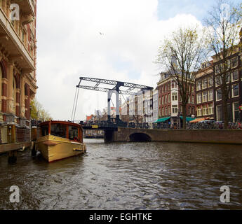 alten Stil Brücke über Kanal in Amsterdam Niederlande Stockfoto