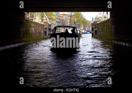 Silhouette der Boot geht unter der Brücke in Amsterdam Stockfoto