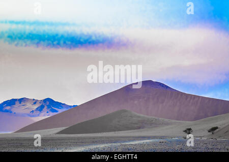 Surreale Landschaft in der Namib-Wüste bei Sonnenaufgang Stockfoto