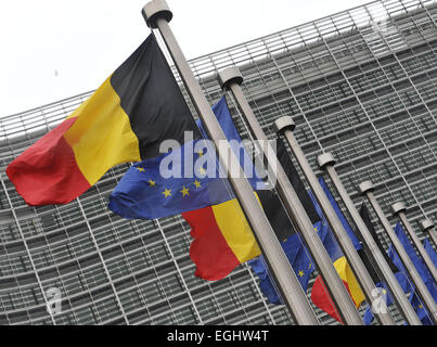 Brüssel. 25. Februar 2015. Foto aufgenommen am 25. Februar 2015 zeigt Belgiens und Europas Fahnen außerhalb der EU-Hauptquartier in Brüssel, Hauptstadt von Belgien. Besuchen EU-Hauptquartiers hier König Philippe und Königin Mathilde von Belgien am Mittwoch. Bildnachweis: Ye Pingfan/Xinhua/Alamy Live-Nachrichten Stockfoto