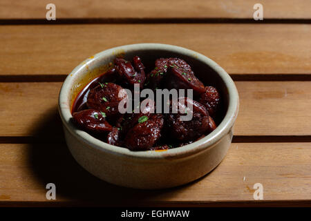 Würziger Chorizo Wurst in rot Rioja spanischen Wein Stockfoto