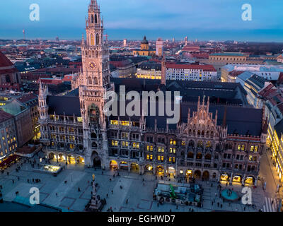 Blick von St. Peter (Alter Peter) am günstig mit neuen Rathaus, München, Bayern, Deutschland Stockfoto