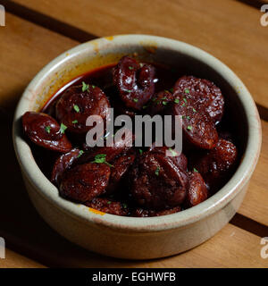 Würziger Chorizo Wurst in rot Rioja spanischen Wein Stockfoto