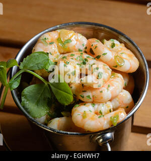 Tigergarnelen zubereitet mit Knoblauch und Chili. In einem Eimer Form Stahl Schüssel serviert Stockfoto