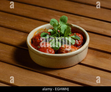 Albondigas. Spanische Schweine- und Rindfleisch Frikadellen in marinara Soße serviert. Stockfoto