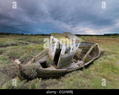 Ein altes Boot auf die Bergkette am Dornweiler, Norfolk, England. Stockfoto