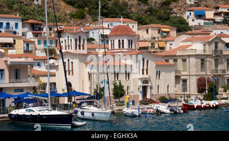 Kai und Kirche auf der Insel Poros, Argolis, Peloponnes, Griechenland Stockfoto