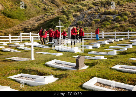 Süd-Georgien, Cumberland Bay Grytviken Friedhof, Gruppe von Kreuzfahrt-Passagiere Stockfoto