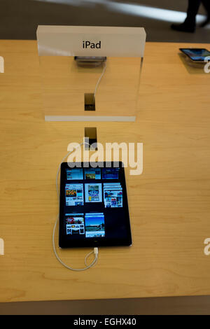 Apple Store, sehr beschäftigt Store, wo viele Apple-Produkte verkauft werden, Iphone 6 plus, Ipad Air 2.235 Regent Street, London W1 Stockfoto