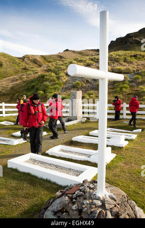 Süd-Georgien, Cumberland Bay, Grytviken Friedhof, Kruzifix und Kreuzfahrt Schiff Passagiere Stockfoto
