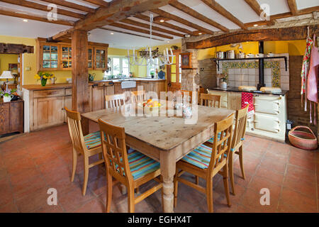Traditionelle Landhausküche mit Kiefer Esstisch und Aga im englischen Landhaus Stockfoto