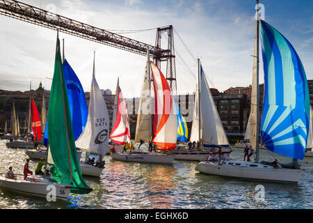 Gallo-Bootsrennen und Vizcaya Brücke. Mündung des Flusses Nervión. Stockfoto