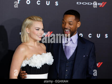 Hollywood, Los Angeles, Kalifornien, USA. 24. Februar 2015. US-Schauspieler und Darsteller Will Smith und australische Schauspielerin Darsteller Margot Robbie stellen auf der Welt Premiere of Warner Bros Pictures 'Focus' in TCL Chinese Theater in Hollywood, Los Angeles, Kalifornien, USA, 24. Februar 2015. Foto: Hubert Boesl /dpa - NO-Draht-SERVICE-/ Dpa/Alamy Live News Stockfoto