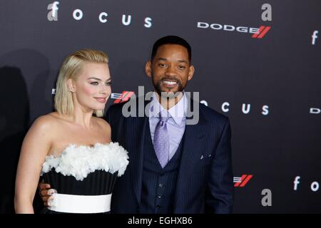 Hollywood, Los Angeles, Kalifornien, USA. 24. Februar 2015. US-Schauspieler und Darsteller Will Smith und australische Schauspielerin Darsteller Margot Robbie stellen auf der Welt Premiere of Warner Bros Pictures 'Focus' in TCL Chinese Theater in Hollywood, Los Angeles, Kalifornien, USA, 24. Februar 2015. Foto: Hubert Boesl /dpa - NO-Draht-SERVICE-/ Dpa/Alamy Live News Stockfoto