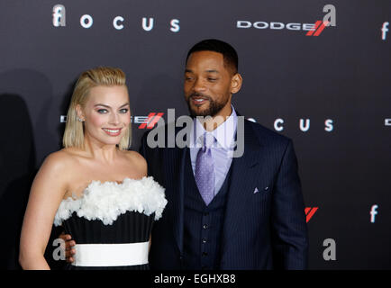 Hollywood, Los Angeles, Kalifornien, USA. 24. Februar 2015. US-Schauspieler und Darsteller Will Smith und australische Schauspielerin Darsteller Margot Robbie stellen auf der Welt Premiere of Warner Bros Pictures 'Focus' in TCL Chinese Theater in Hollywood, Los Angeles, Kalifornien, USA, 24. Februar 2015. Foto: Hubert Boesl /dpa - NO-Draht-SERVICE-/ Dpa/Alamy Live News Stockfoto