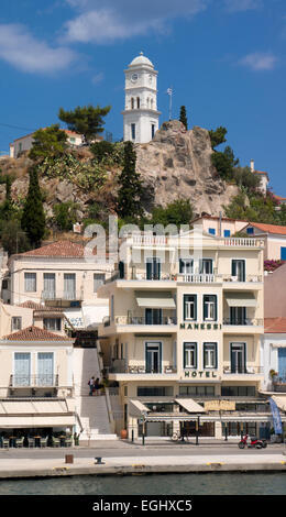 Kai mit Uhrturm am Insel Poros, Argolis, Peloponnes, Griechenland Stockfoto