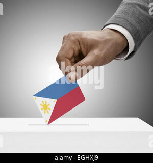 Schwarze Männer mit Fahne. Stimmen Konzept - Philippinen Stockfoto