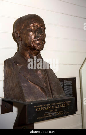 Süd-Georgien, Grytviken, alte norwegische Walfänger Kirchenraum, bronze Denkmal Büste an Antarctic Pionier, Kapitän CA Larsen Stockfoto