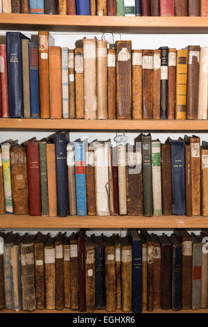 Süd-Georgien, Grytviken, alte norwegische Walfänger Kirchenbibliothek, Bücher in den Regalen Stockfoto