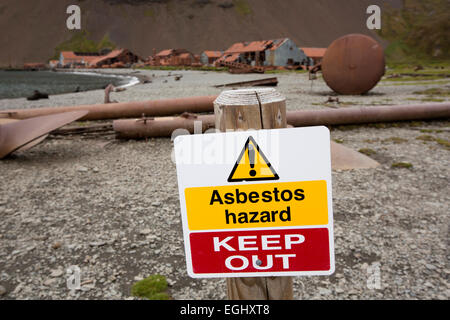 Süd-Georgien, Stromness Asbest Hazard Warnschild außerhalb alte Walfangstation Stockfoto