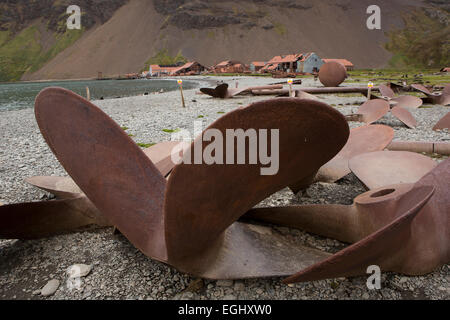 Süd-Georgien, Stromness, verschrottet Schiffe Propellern am Strand außerhalb alte Walfangstation Stockfoto