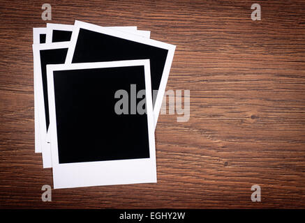 leere Bilderrahmen auf hölzernen Hintergrund Stockfoto