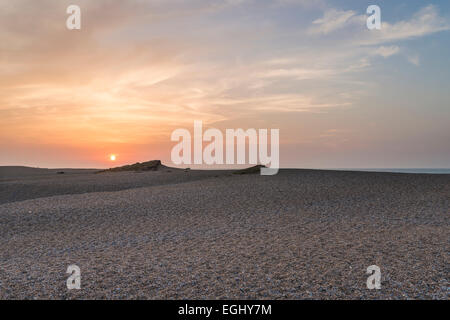 Sonnenuntergang über der Schindel auf Salthouse, Norfolk, England. Stockfoto