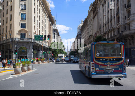 Bus auf Avenida Roque Saenz Pena (Diagonal Norte). Buenos Aires, Argentinien. Stockfoto