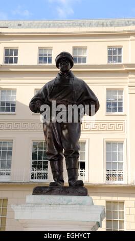 Statue von Edward Wilson am Cheltenham Promenade. Wilson begleitet Captain Scott oh seine Antarktis-expedition Stockfoto