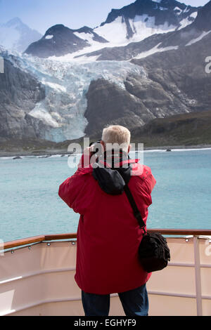 Süd-Georgien, Gold Harbour, MS Hanseatic, senior Kreuzfahrt Schiff Passagier fotografieren Stockfoto