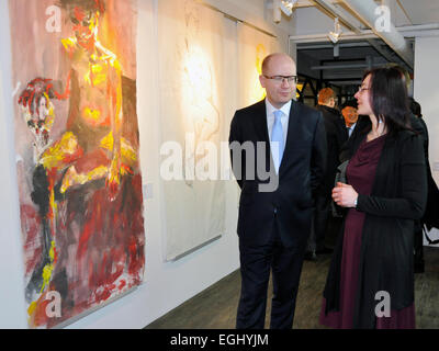 Seoul, Südkorea. 25. Februar 2015. Der tschechische Ministerpräsident Bohuslav Sobotka (links) eröffnet die Ausstellung Figurama im Tschechischen Zentrum in Seoul, Südkorea, 25. Februar 2015. Im Bild rechts Leiter des Tschechischen Zentrums in Seoul Michaela Lee. © Lucie Mikolaskova/CTK Foto/Alamy Live-Nachrichten Stockfoto