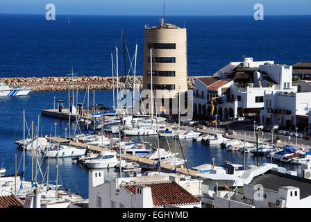 Blick auf den Hafen und Wachturm, Roquetas de Mar, Provinz Almeria, Andalusien, Spanien, Westeuropa. Stockfoto
