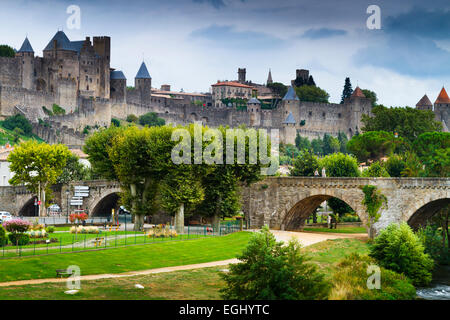 Festung und Pont Vieux (alte Brücke) und Fluss Aude. Mittelalterliche Stadt Carcassonne. Frankreich, Europa. Stockfoto