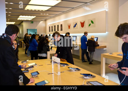 Apple Store, sehr beschäftigt Store, wo viele Apple-Produkte verkauft werden, Iphone 6 plus, Ipad Air 2.235 Regent Street, London W1 Stockfoto