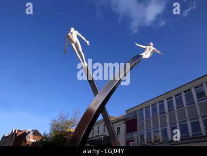 Die Stahlskulptur Abington Street, Northampton, zum Gedenken an Francis Crick, einer der Gründer der DNA Entdeckung fordert Stockfoto