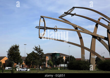 Sentinel ist eine 16m hohe Skulptur von Tim Tolkien, installiert auf Spitfire Insel, einem Kreisverkehr in Schloß Vale, Birmingham Stockfoto