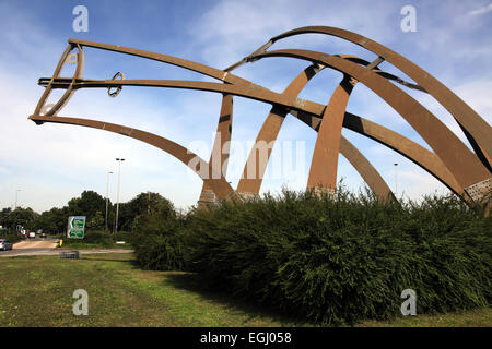 Sentinel ist eine 16m hohe Skulptur von Tim Tolkien, installiert auf Spitfire Insel, einem Kreisverkehr in Schloß Vale, Birmingham Stockfoto