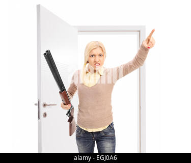 Böse Frau mit Waffe bedroht jemand isoliert auf weißem Hintergrund Stockfoto