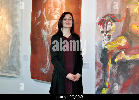 Seoul, Südkorea. 25. Februar 2015. Leiter des Tschechischen Zentrums in Seoul Michaela Lee besucht die Ausstellung Figurama im Tschechischen Zentrum in Seoul, Südkorea, 25. Februar 2015. © Lucie Mikolaskova/CTK Foto/Alamy Live-Nachrichten Stockfoto