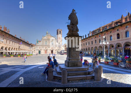 Italien, Lombardei, Vigevano, Ducale Platz der Kathedrale Stockfoto